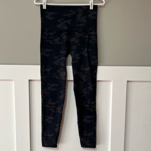 SPANX Look At Me Now Leggings in Black Camo - Picture 5 of 7